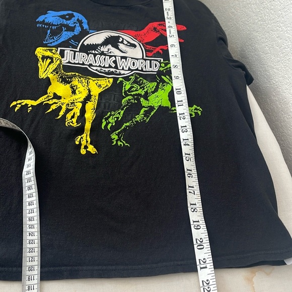 Jurassic World boys shirt
Size M
Gently used. 
#401A - Picture 4 of 4